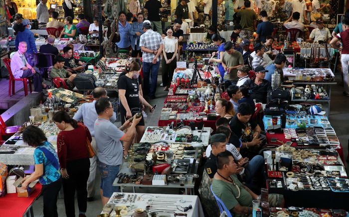 Nhộn nhịp phiên chợ đồ cổ giữa lòng TP HCM