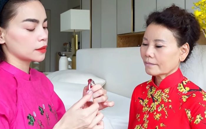 Hồ Ngọc Hà trổ tài trang điểm cho mẹ ruột, nhan sắc trẻ đẹp của đấng sinh thành gây chú ý