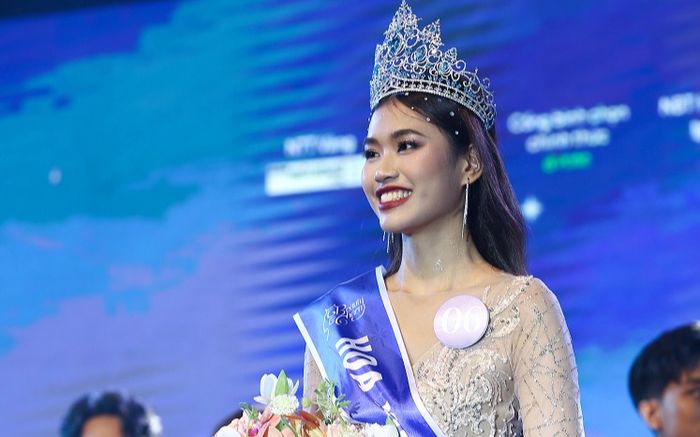 Nữ sinh sở hữu chiều cao 1m8 đăng quang Duyên dáng Ngoại thương 2023