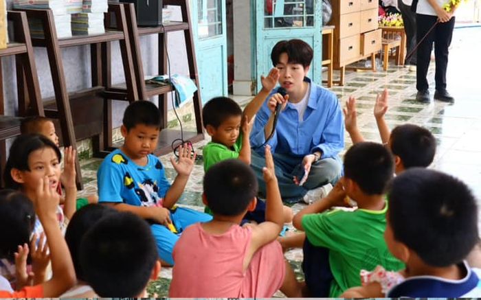 Đức Phúc 'khựng lại 1 nhịp hát, hơi nghẹn' khi nhận được yêu cầu từ một khán giả nhỏ tuổi