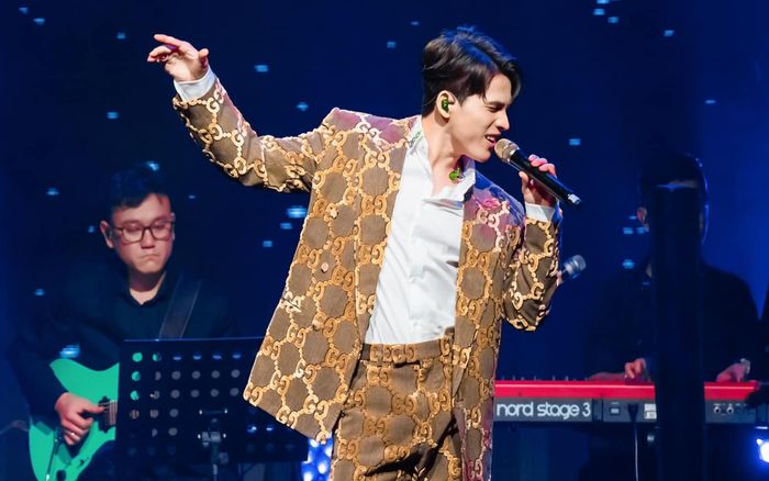 Bị khán giả 'quay lén' khi đang hăng say biểu diễn, Quốc Thiên để lại bình luận gây chú ý