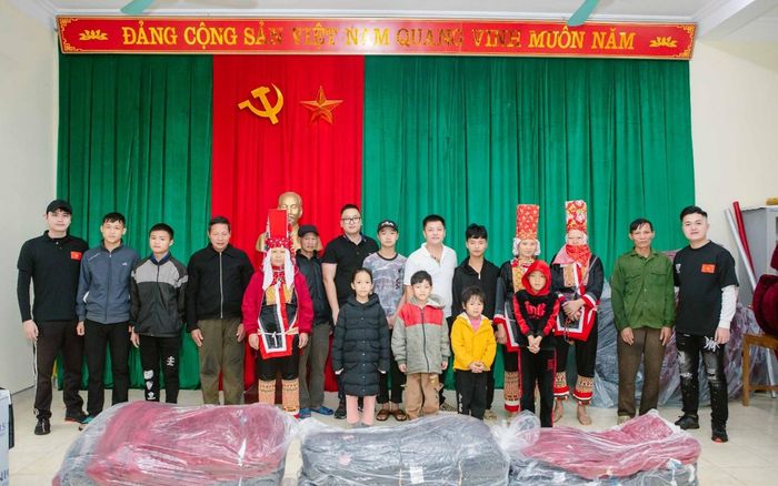 H Club 'Thắp sáng vùng cao' trao tặng yêu thương