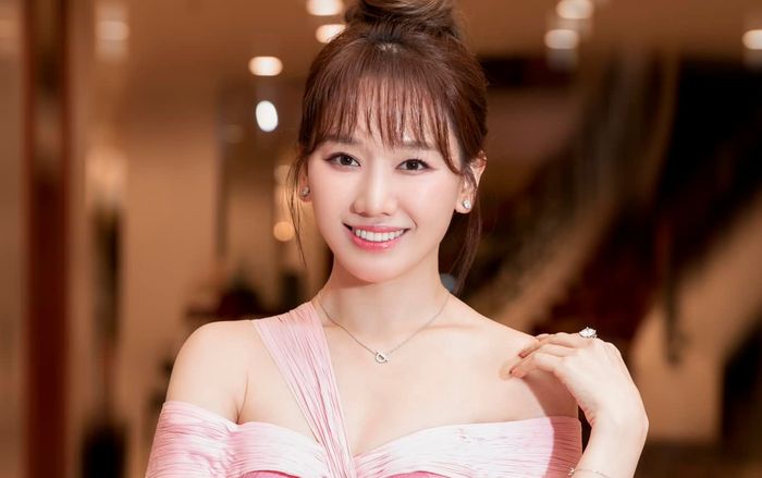 Nhìn chị em nổi rần rần, Hari Won quyết định đổi nghệ danh để 'xin vía'?