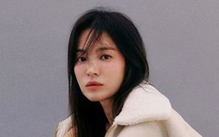 Song Hye Kyo công khai dùng đồ đôi với một người, danh tính người tình mới dần được hé lộ