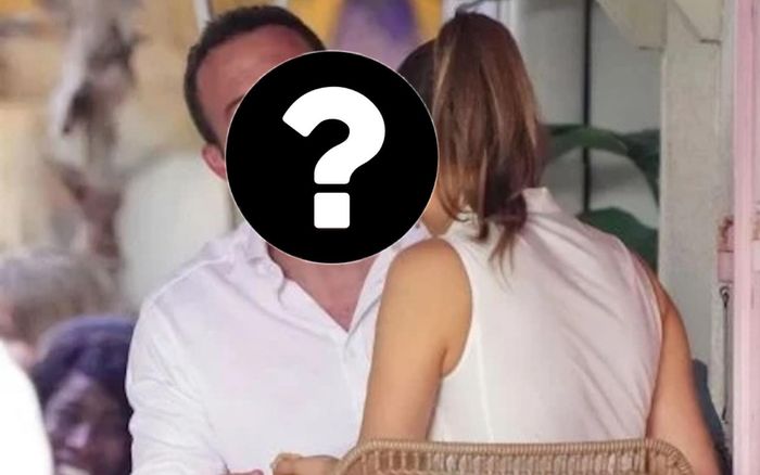 Nữ ca sĩ nổi tiếng bị bắt gặp cãi nhau lớn tiếng với chồng ngoài đường, mặc kệ nhiều người nhìn ngó