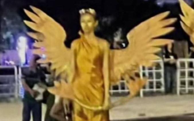 Nàng Hậu nổi tiếng nhất Việt Nam bị bắt gặp làm tượng đồng ở phố đi bộ, diện mạo gây bất ngờ