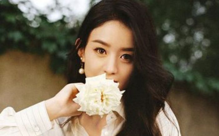 Triệu Lệ Dĩnh bất ngờ diện váy cưới trắng hậu bị tung tin đồn bầu bí lần hai