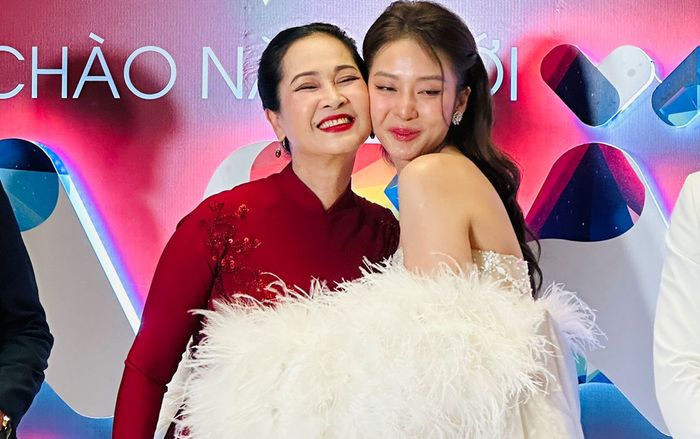 Phát sốt với khoảnh khắc Khả Ngân được 'mẹ chồng' cưng nựng, Thanh Sơn đứng cạnh cực hạnh phúc