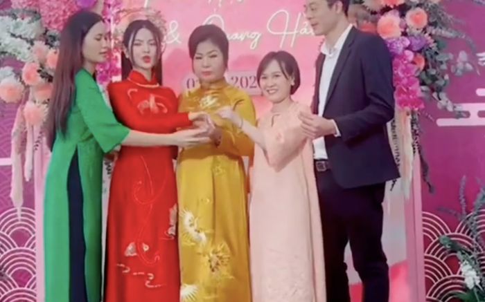 Chu Thanh Huyền hất tay mẹ ruột, gây tranh cãi về thái độ trong lễ ăn hỏi với Quang Hải