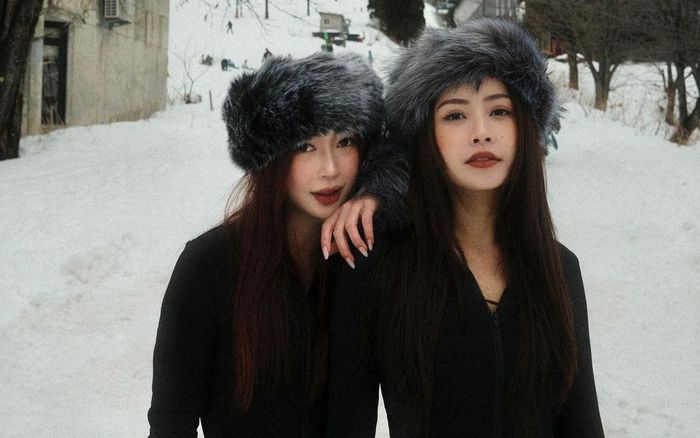 Chi Pu mặc đồ đôi với bạn thân, mải miết đi du lịch trong thời tiết băng giá