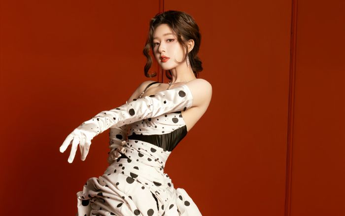 Triệu Lộ Tư so kè tạo hình với 'em gái quốc dân': Ai đẹp hơn nhìn là biết