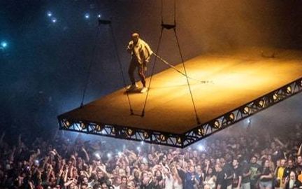 Nợ hàng chục tỷ, nam ca sĩ nổi tiếng vẫn tiêu xài hoang phí để làm đẹp