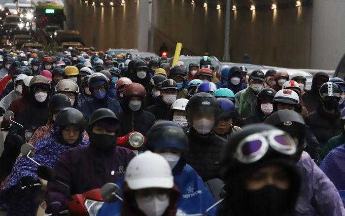 Sáng đầu tuần mưa rét, người dân Thủ đô chật vật ra đường