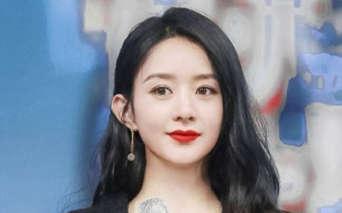 Triệu Lệ Dĩnh được khen ngợi hết lời vì có hành động ấm áp dành cho 'con gái cưng'