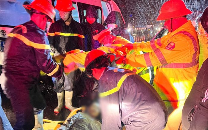 Nhiều người thương vong trong vụ xe khách lao xuống vực cao tốc La Sơn - Túy Loan