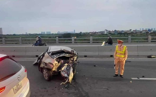 Hai ô tô con bẹp dúm, biến dạng sau cú va chạm mạnh trên Cầu Vĩnh Tuy