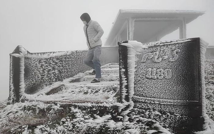 Loạt ảnh băng giá phủ trắng xóa đinh Mẫu Sơn