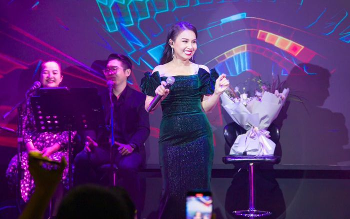 Cẩm Ly hát lại ca khúc nhạc teen đình đám ở phòng trà, khán giả phản ứng ra sao?