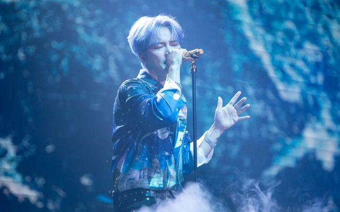 Một nam ca sĩ cầu cứu bị fan cuồng quấy rối 20 năm