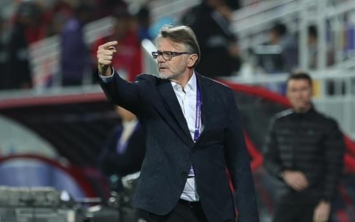 Khi HLV Troussier cáu gắt vì bị chê