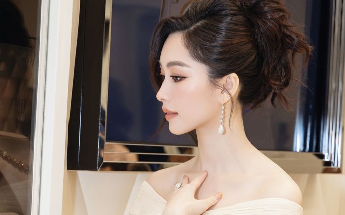 Hoa hậu Đặng Thu Thảo hiếm hoi dự sự kiện, diện bộ trang sức triệu đô gây chú ý