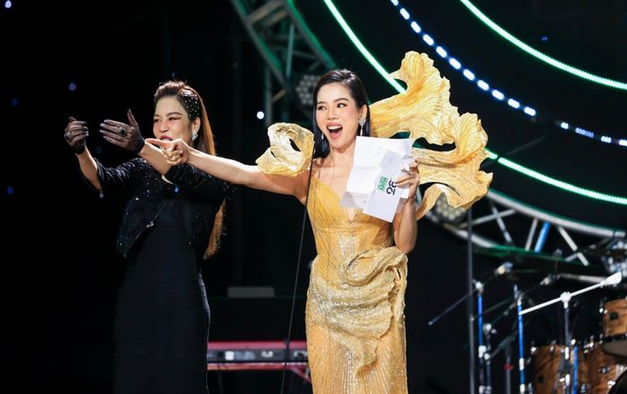 Lệ Quyên có động thái gây chú ý sau màn trao giải 'nhanh như chớp' khiến MC cản không kịp