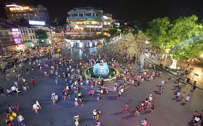 Hà Nội đóng cửa phố đi bộ hồ Hoàn Kiếm, tạo điều kiện cho người dân du Xuân dịp Tết Giáp Thìn