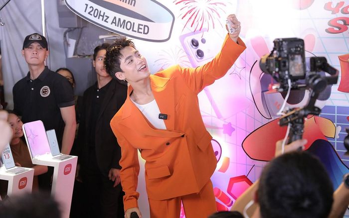 Hàng ngàn người dùng đến xếp hàng chờ mua Redmi Note 13 tại Việt Nam