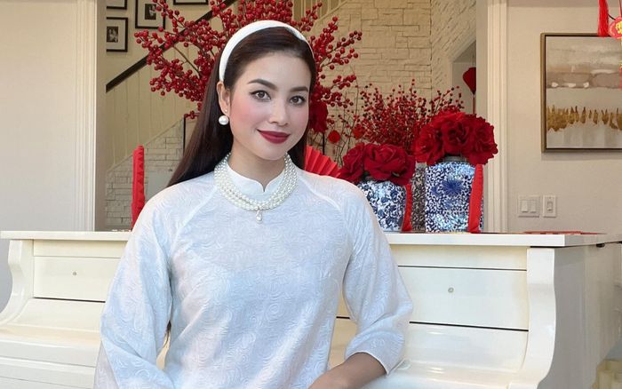 Hoa hậu Phạm Hương mặc áo dài đón Tết ở trời Tây, đeo trang sức kín tay kín cổ