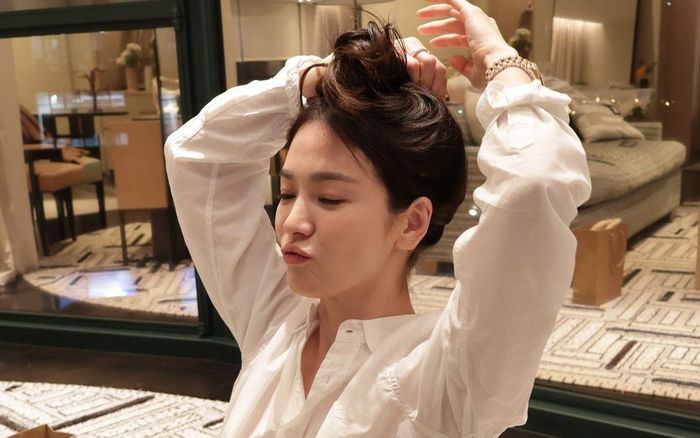 Song Hye Kyo chu môi, 'cưa sừng làm nghé' ở tuổi 43