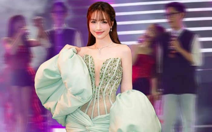 Hòa Minzy nắm tay, tựa đầu vào vai một chàng trai đầy tình tứ trên sân khấu