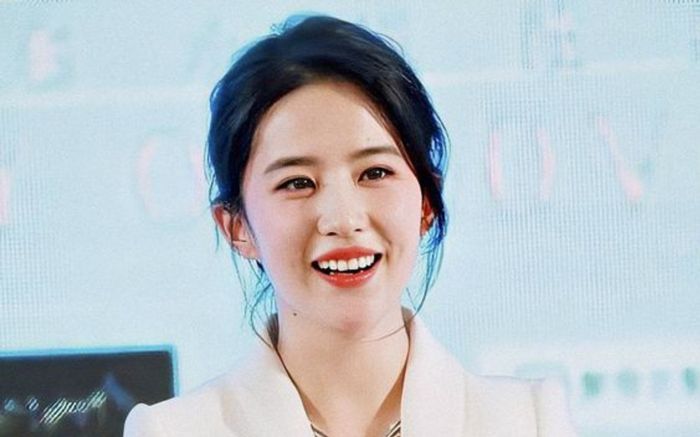 Lưu Diệc Phi bất ngờ công khai con gái sau thời gian dài giữ bí mật