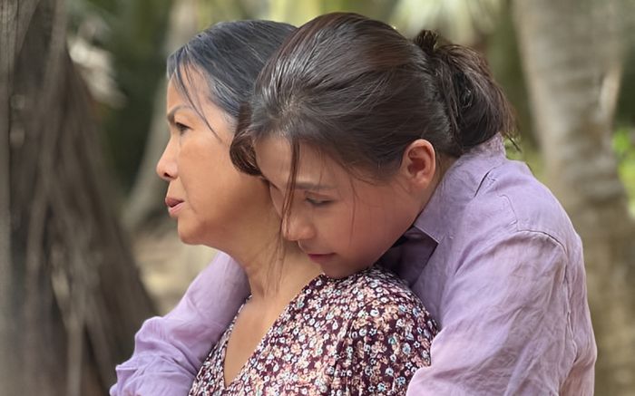 Cảnh Thúy Diễm ôm chặt mẹ ruột trên set quay gây xúc động mạnh