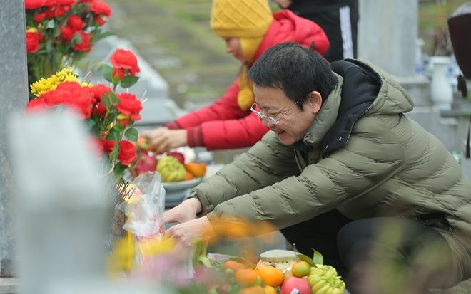 Dòng người đội mưa rét đi tạ mộ những ngày cận Tết