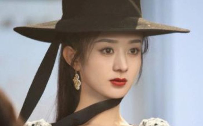 Triệu Lệ Dĩnh bất ngờ gây tranh cãi vì vô lễ với một đạo diễn tên tuổi