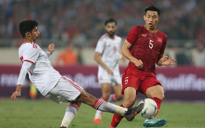 Đoàn Văn Hậu và Quế Ngọc Hải báo tin vui cho HLV Troussier