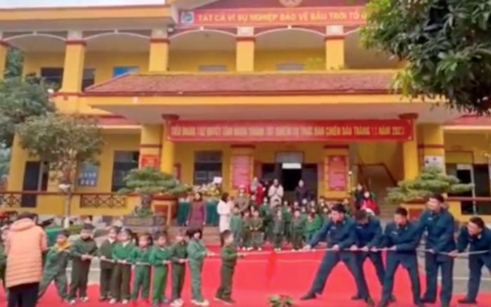 Thi kéo co với chú bộ đội, các em nhỏ chiến thắng ngoạn mục… dân mạng rần rần đòi check var