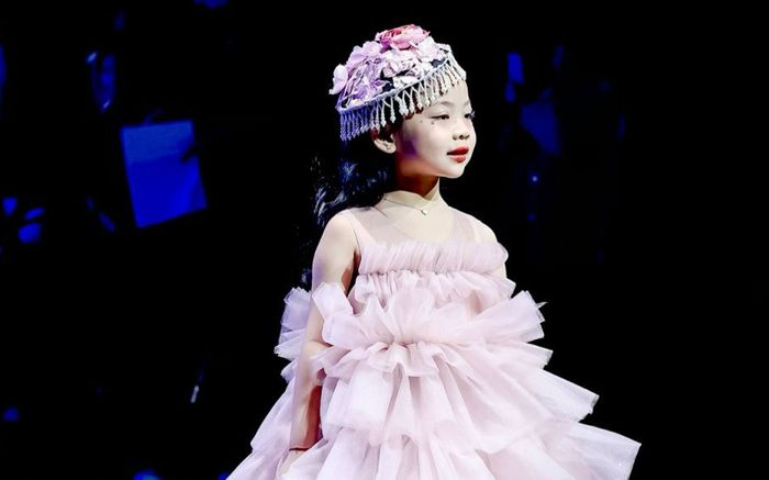 Mẫu nhí người Việt mới 5 tuổi đã làm vedette show quốc tế, gây sốt sàn catwalk xứ Trung