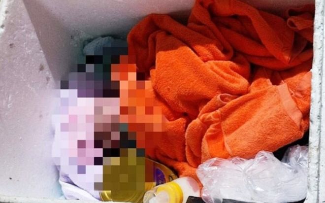 Bé gái sơ sinh bị bỏ rơi trong thùng xốp, lời nhắn để lại đầy xót xa