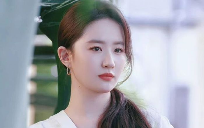 Lưu Diệc Phi lộ ảnh trên bãi biển, vóc dáng ra sao mà netizen tranh cãi nảy lửa