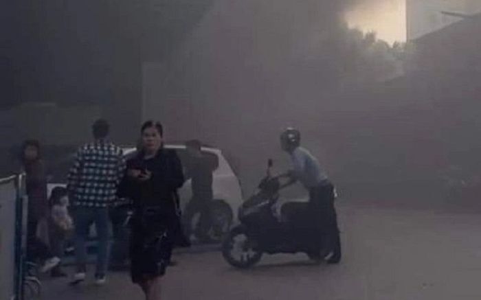 Khói đen bao phủ khu chung cư ở Lê Văn Lương, bất ngờ với nguyên nhân