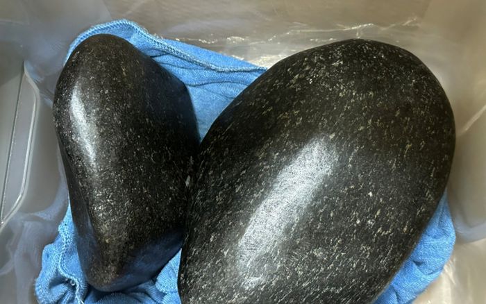 Cục đá đen được 'hô biến' thành bảo vật rồi lừa bán với giá 2.1 tỷ đồng