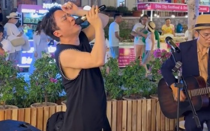 Nam ca sĩ nổi tiếng ngẫu hứng hát hò tại chợ đêm, người dân xung quanh có phản ứng gây chú ý