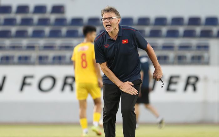 HLV Troussier có sự khởi đầu kém xa HLV Park Hang Seo: Đắt chưa xắt ra miếng