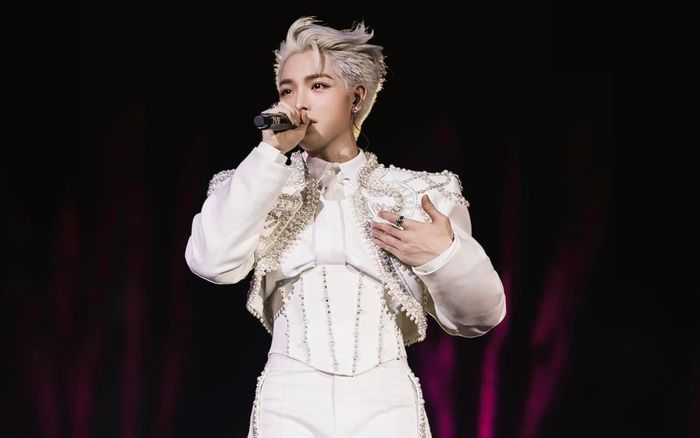 Hàng trăm khán giả phản ứng mạnh khi nghe Đức Phúc hát nhạc trữ tình nổi tiếng trên sân khấu