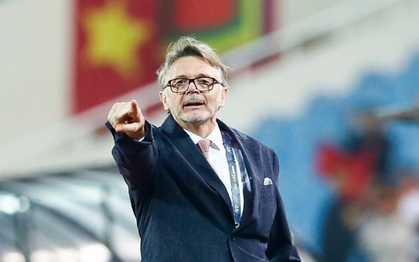 HLV Troussier đừng 'chuyền bóng', hãy phản công!