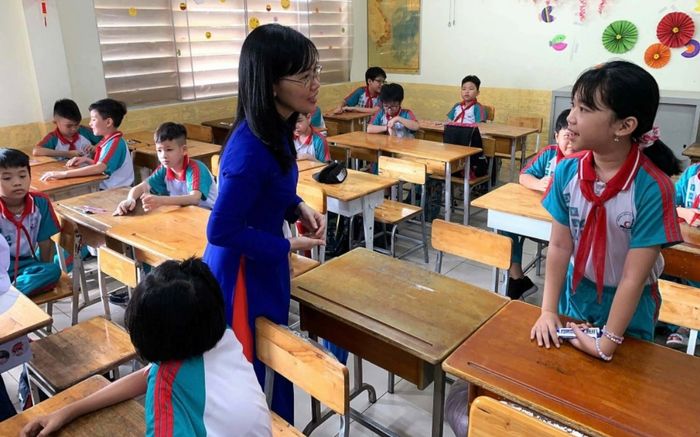 Hiệu phó trực tiếp đứng lớp thay cô giáo xin laptop bị đình chỉ