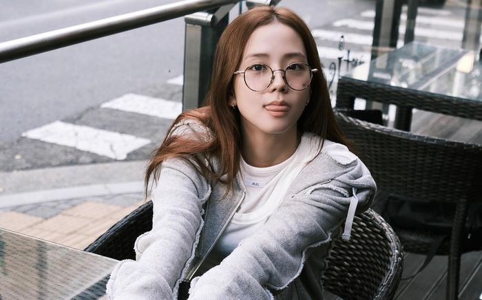 Jisoo không chịu thua kém chị em BLACKPINK