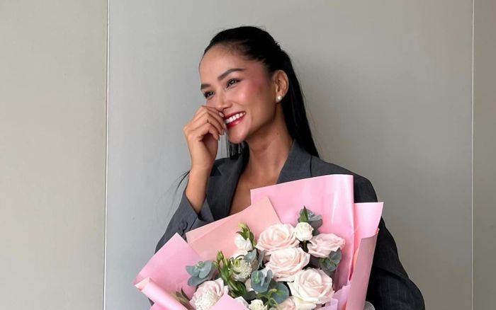 H'Hen Niê ngại ngùng vì được cầu hôn?