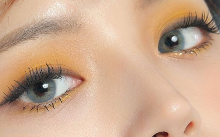 Mối nguy hại tiềm ẩn của 'mốt' đeo lens, nên sử dụng thế nào để giảm rủi ro?